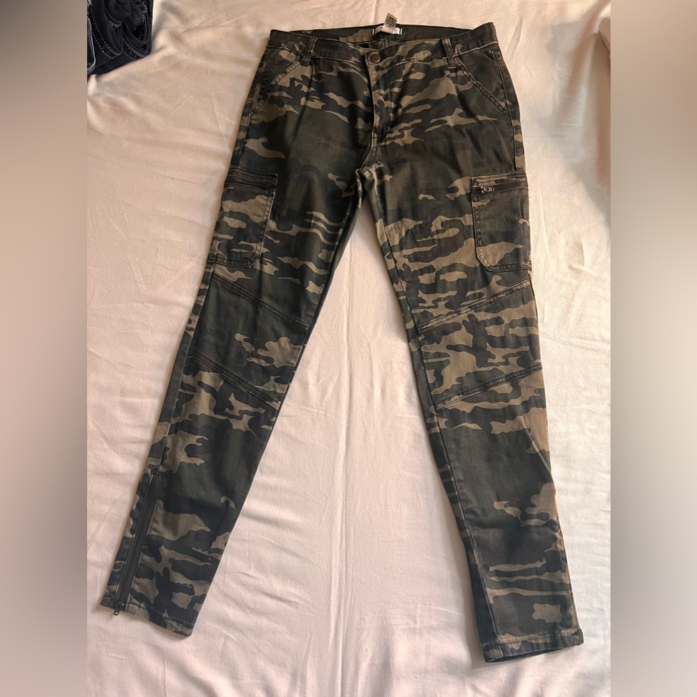 Forever 21 Camo Jeans size 31